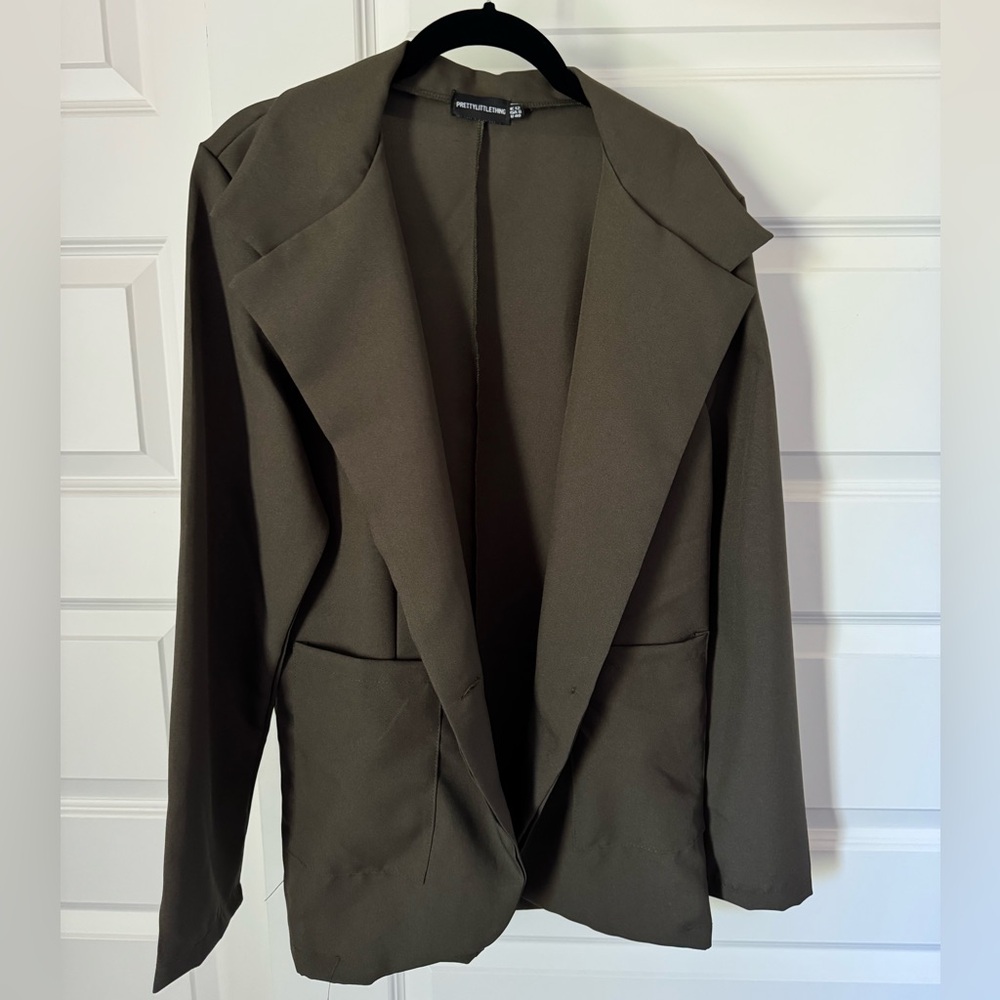 NWOT Pretty Little Thing olive blazer. 8